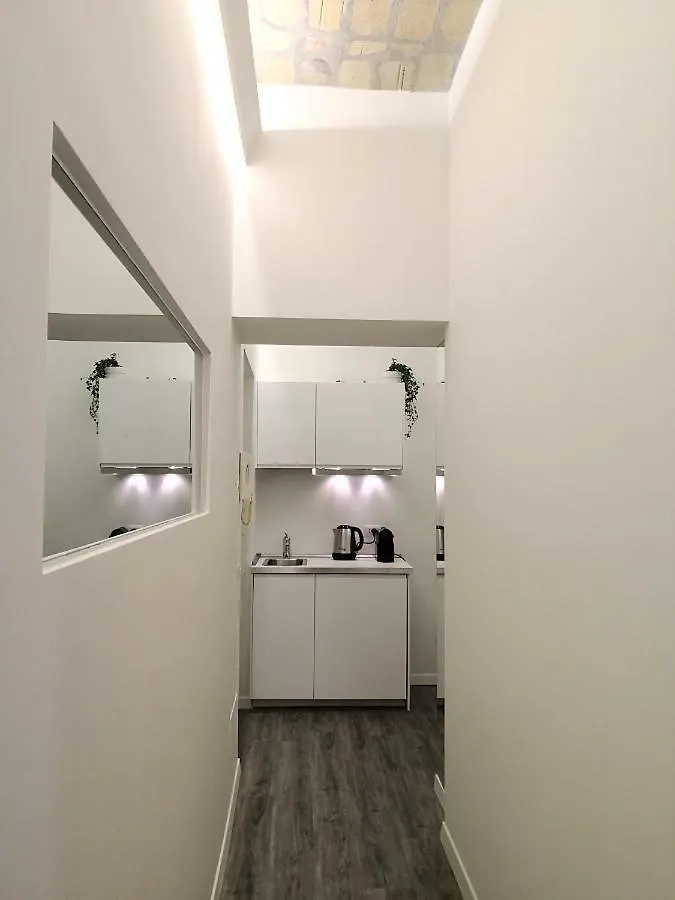 Luxury Rooms Near Colosseum Roma 2*,