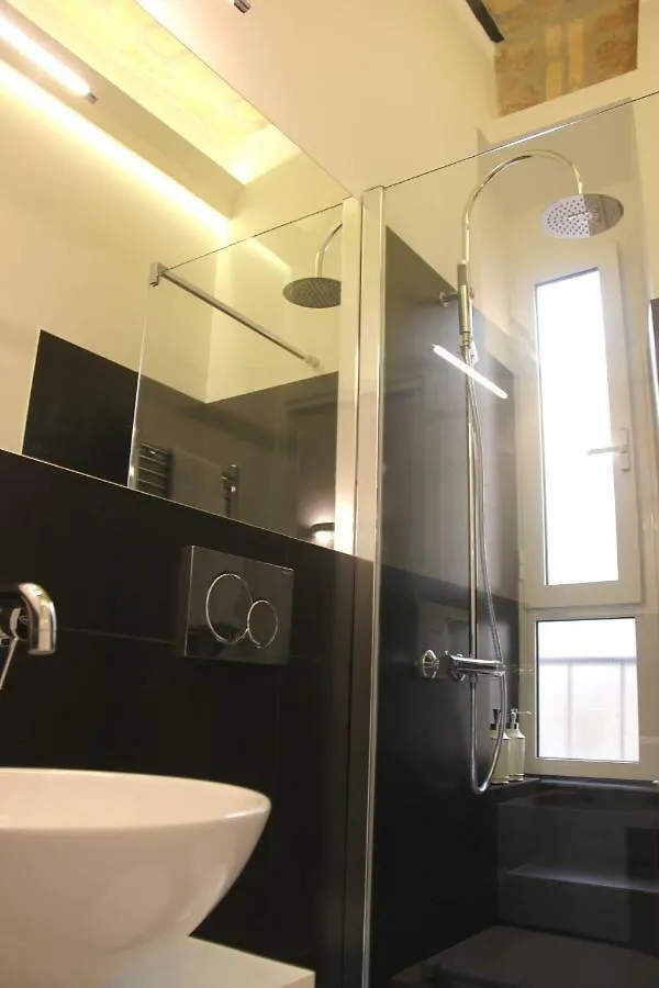 Luxury Rooms Near Colosseum Рим Гостевой дом